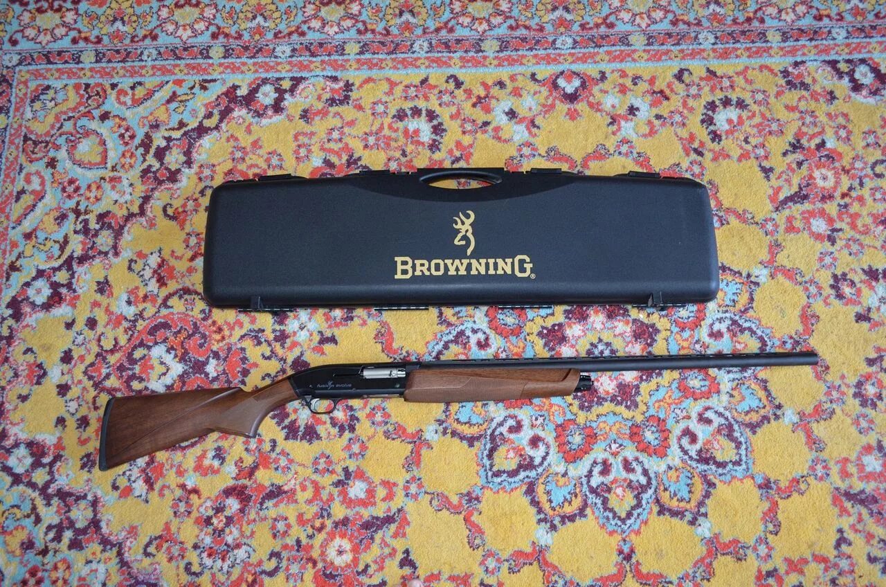 Browning fusion. Ружья Браунинг полуавтомат. Browning 12 Калибр полуавтомат. Браунинг ружьё гладкоствольное 5 зарядное. Ружье Browning Fusion.