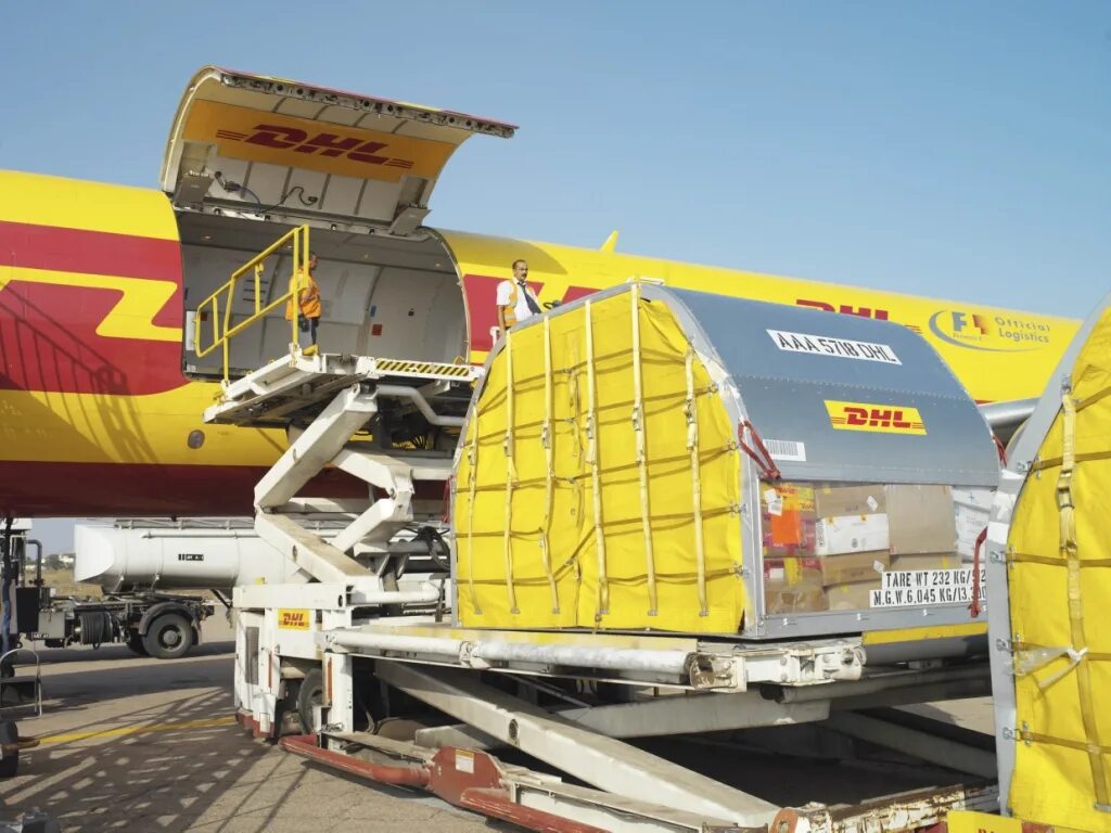 DHL Air Cargo. Контейнеры в самолет DHL. DHL грузовой самолет. Погрузка самолета DHL Express. Helion dhl 6