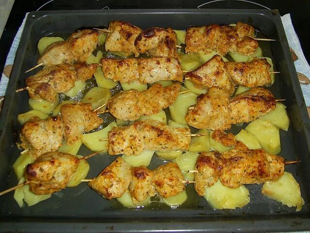 Куриное филе на протвине. Шашлык куриный в духовке на шпажках с картошкой. куриный шашлык в духовке на шпажках с картофелем. куpиный шaшлык c кapтoшкoй в духoвкe.. куриное филе с картошкой в духовке.