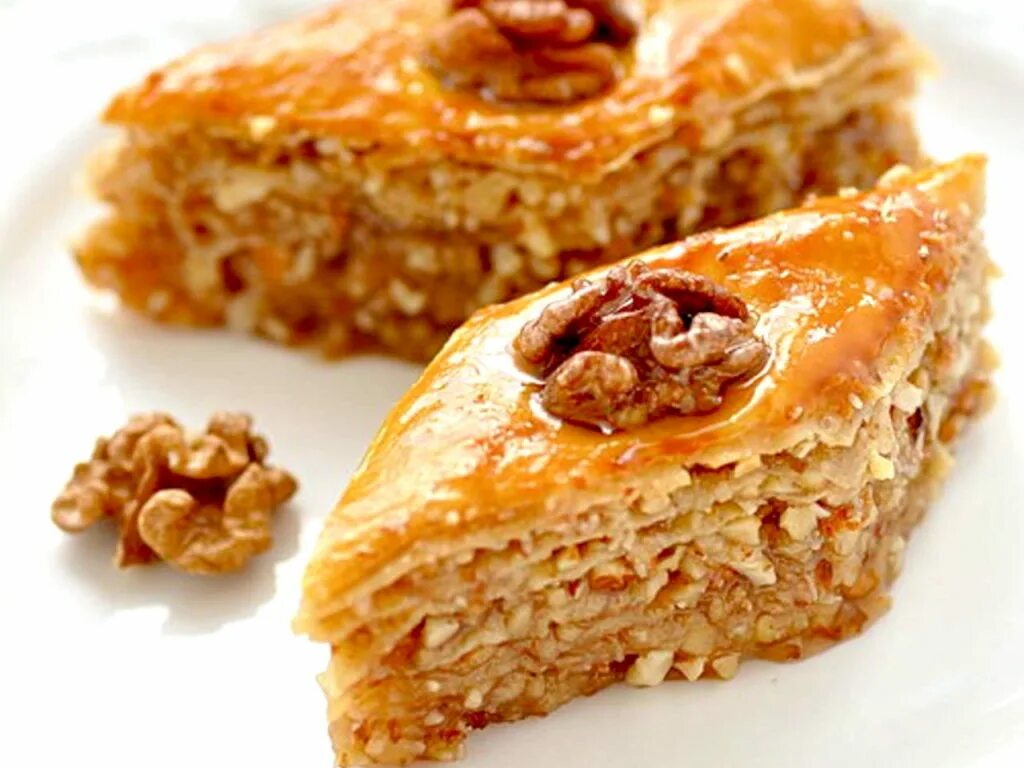 пахлава медовая турецкая. азербайджанские пахлава с орехами. пахлава с медом и грецким орехом. пахлава армянская медовая. пахлава баклава.