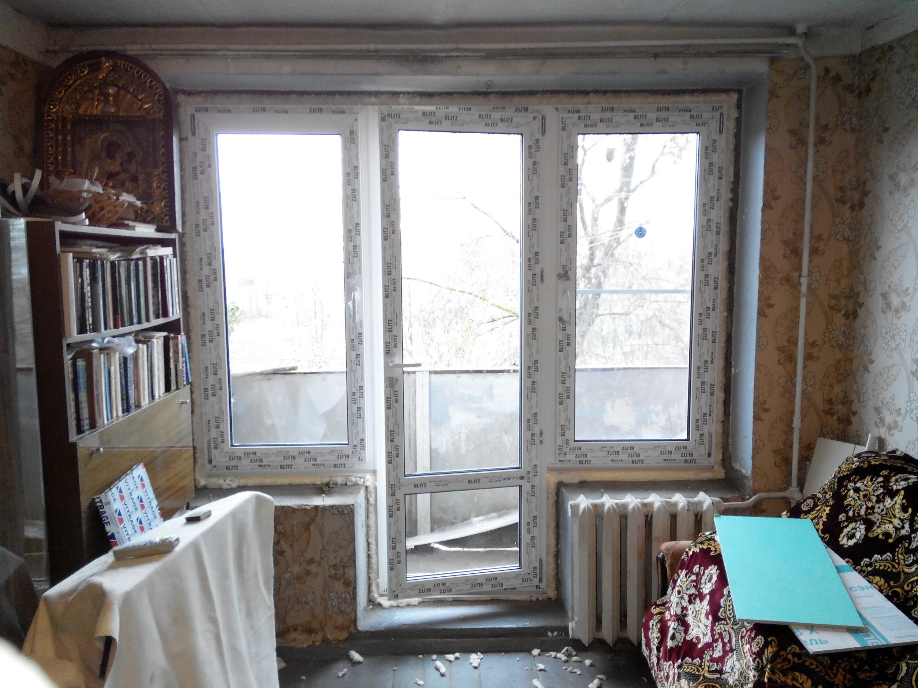 установка пластикового окна хрущевка. старые пластиковые окна. окно в хрущевке. старые окна хрущевок. пластиковые окна хрущевка кухня.