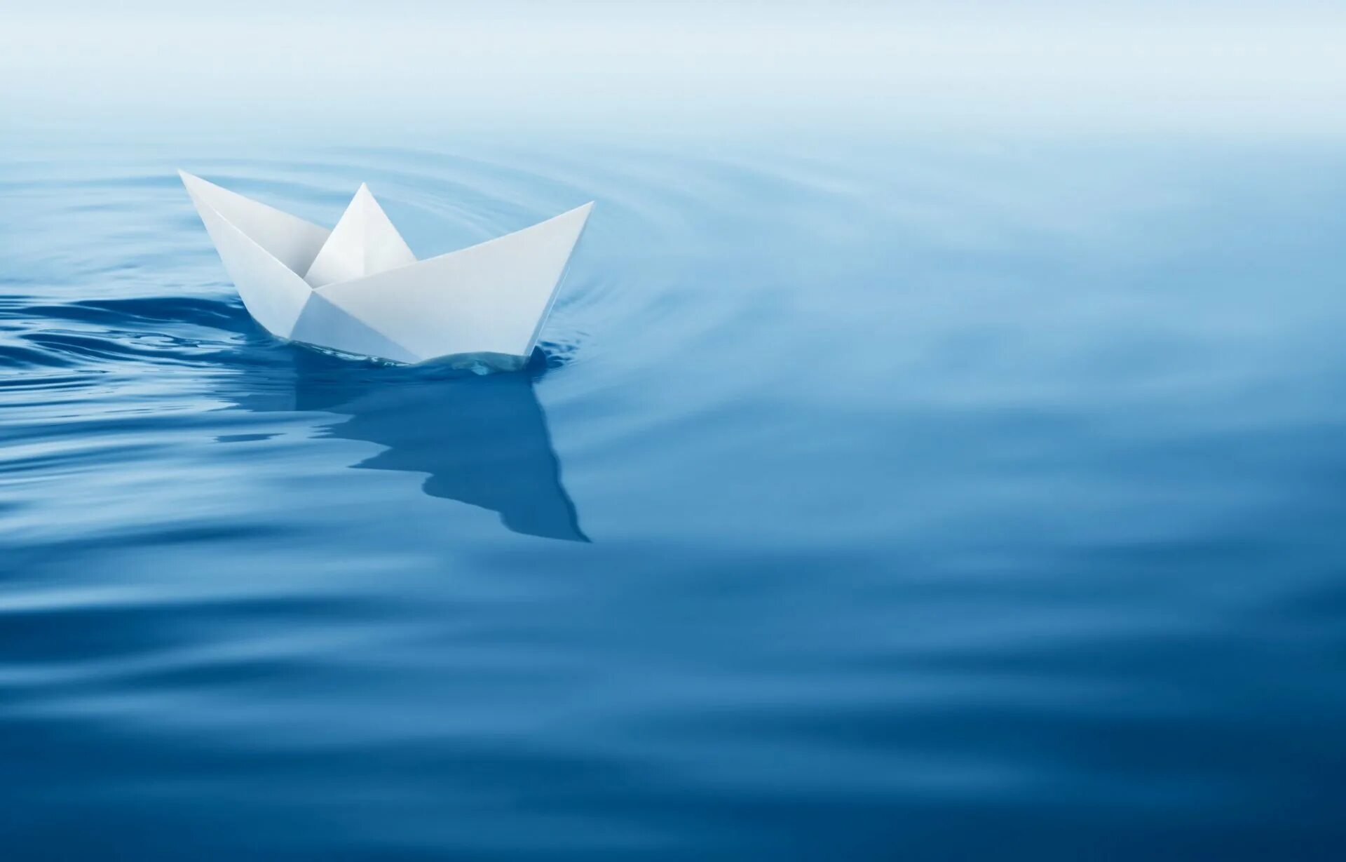 Бумажный кораблик плывет. Бумажный кораблик. Бумажный кораблик в море. Бумажный кораблик на воде. Красивый бумажный кораблик.