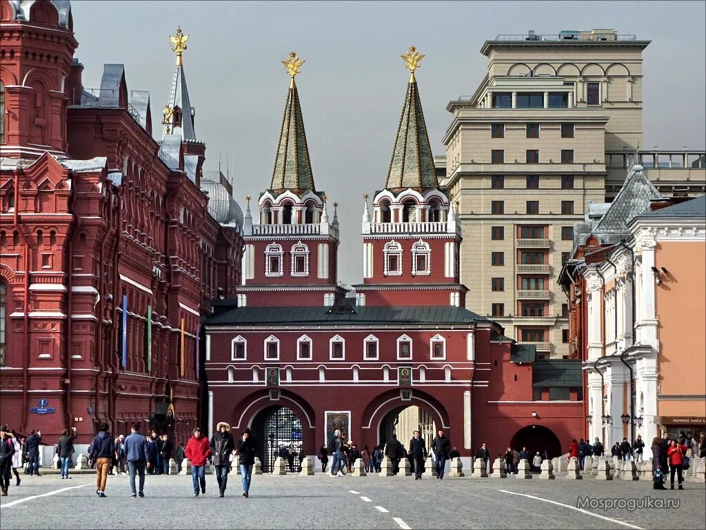 Москва история города достопримечательности. Воскресенские ворота на красной площади. Воскресенские ворота Китай-города Москва. Воскресенские ворота Китайгородской стены. Иверские ворота на красной площади.