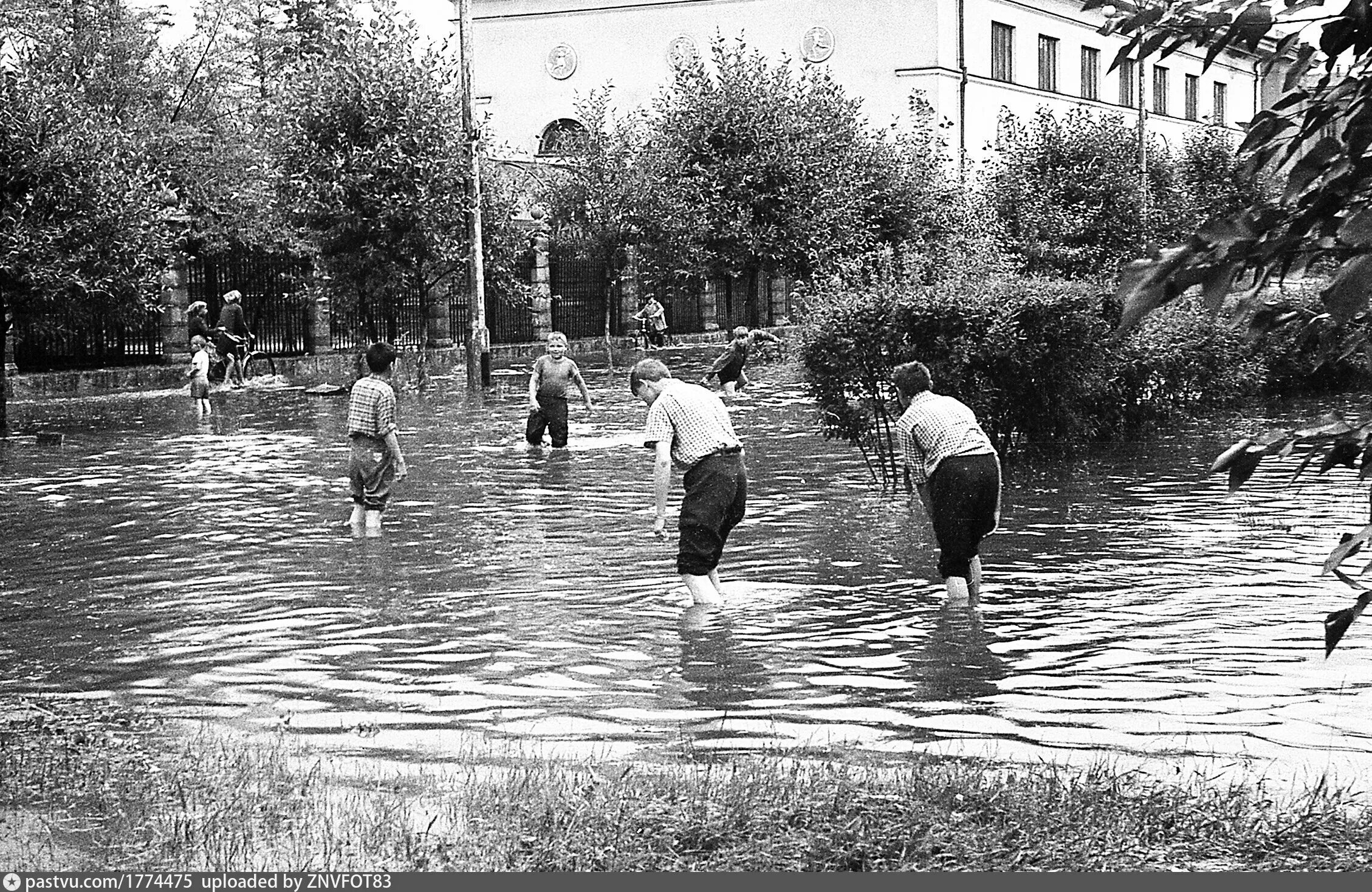 Го2бус ангарск ретро. Ангарск 1950 год. ангарск 60 годов. ангарские пруды в 90-е годы. ангарские пруды в 80-е годы.