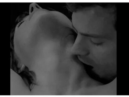 Bite d'un gars avec des abdos 