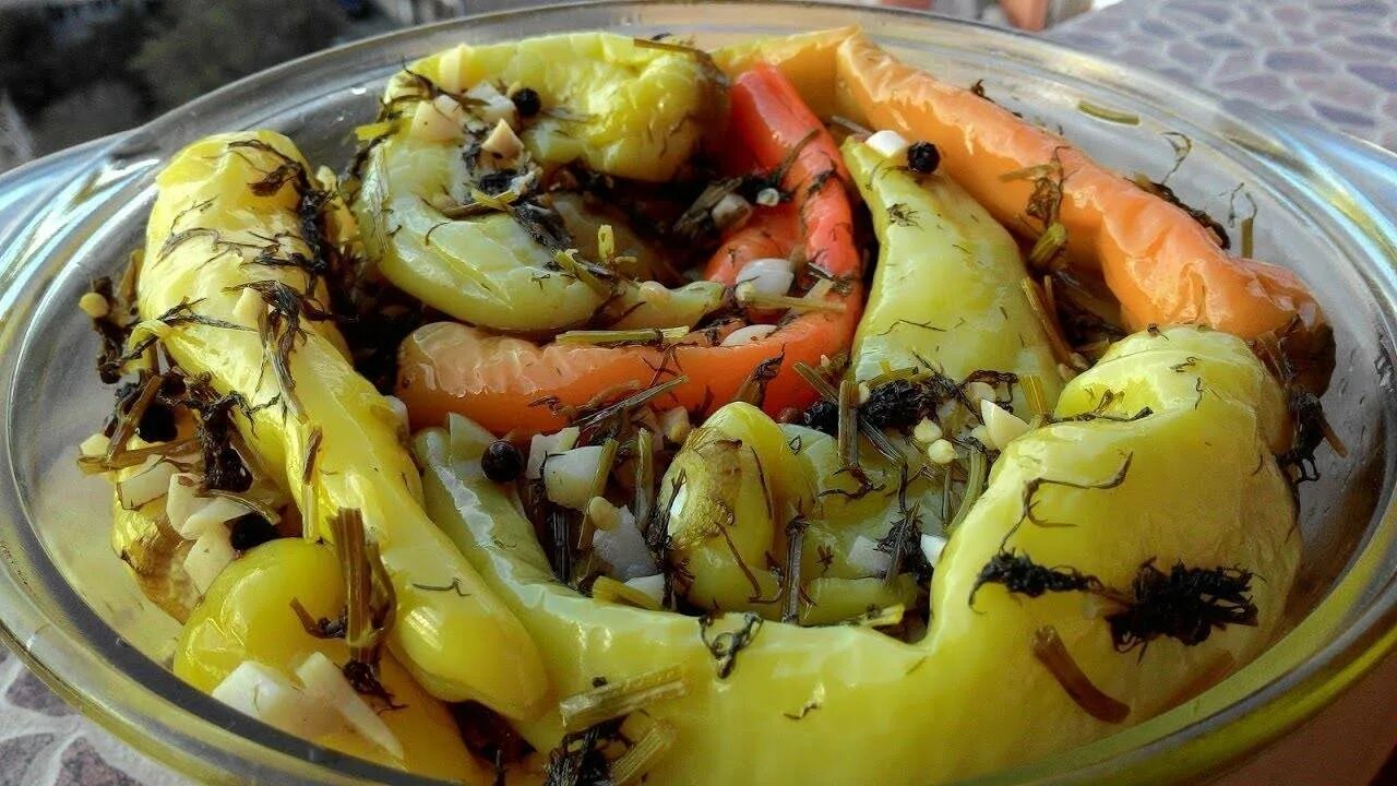 Перец на зиму рецепты по армянски. Перец острый армянский цицак. перец цицак по армянски. перец соленый цицак. грузинский перец цицак.