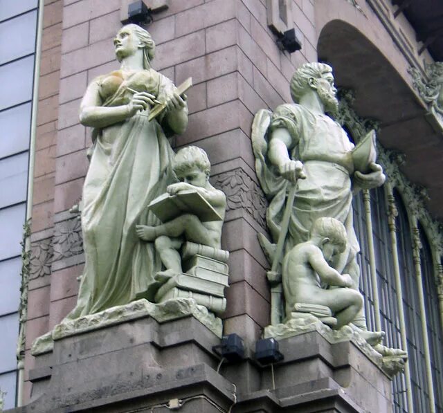 скульптуры наука елисеевский магазин. декоративные скульптуры для сада. магазин купцов елисеевых в санкт-петербурге статуя. статуй магазин. елисеевский магазин в санкт-петербурге статуи.