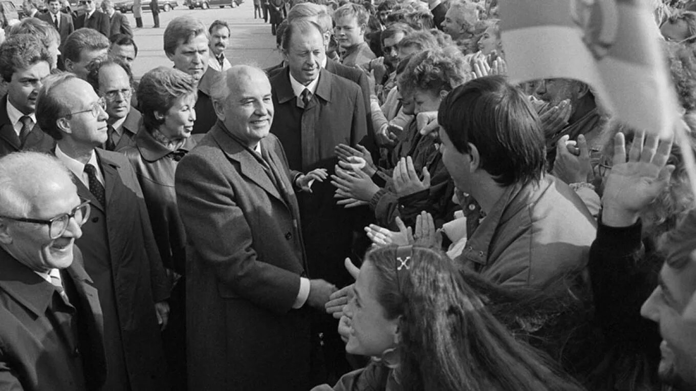 Роль горбачева в гдр кто играет. Визит м. Горбачева в Берлин 6 октября 1989 г. М.С горбачёв 1990. Горбачев в 1989 году.