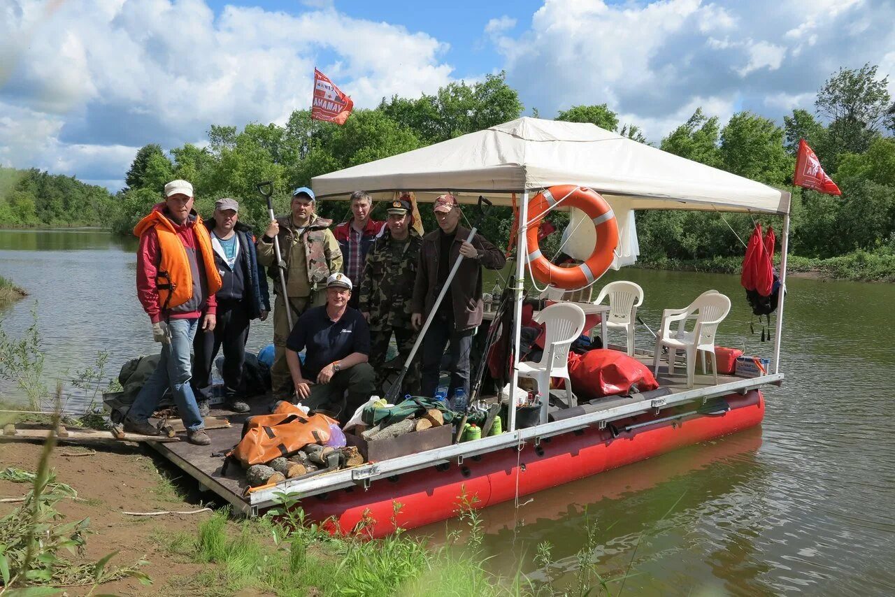 Плот на течении. Бревенчатый плот. Человек на плоту. Плот. Плот на реке.
