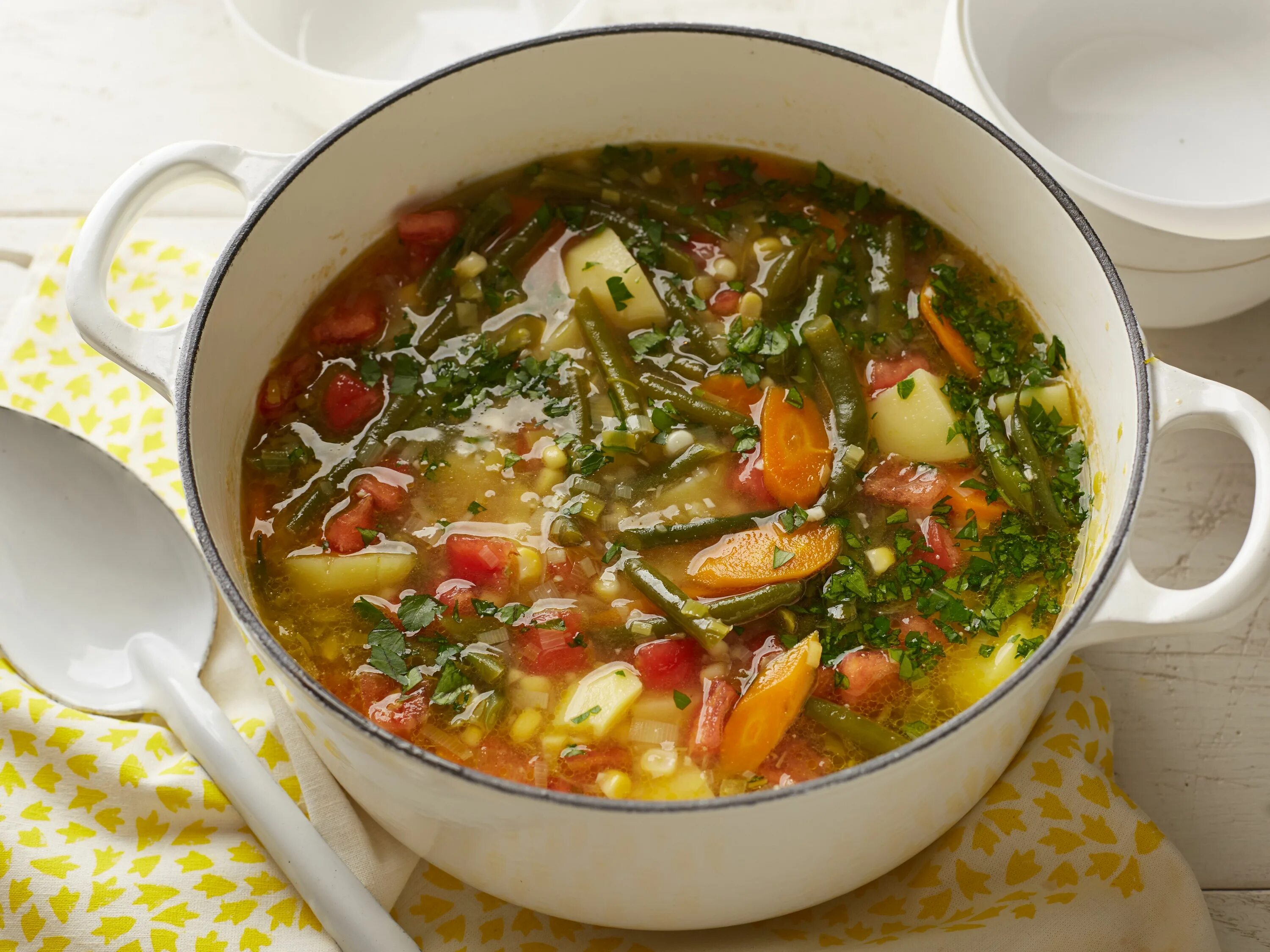 Рецепт супа без мяса. Фасолевый стручковый суп. Суп фасолевый овощной. Суп с зеленой фасолью стручковой. Овощной суп со стручковой фасолью.