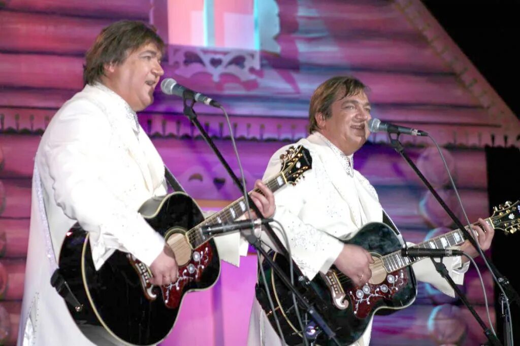 Группа братья радченко. Певцы братья радченко. Домик окнами в сад братья радченко слушать. Домик окнами в сад братья радченко слушать. Братья радченко 2020.