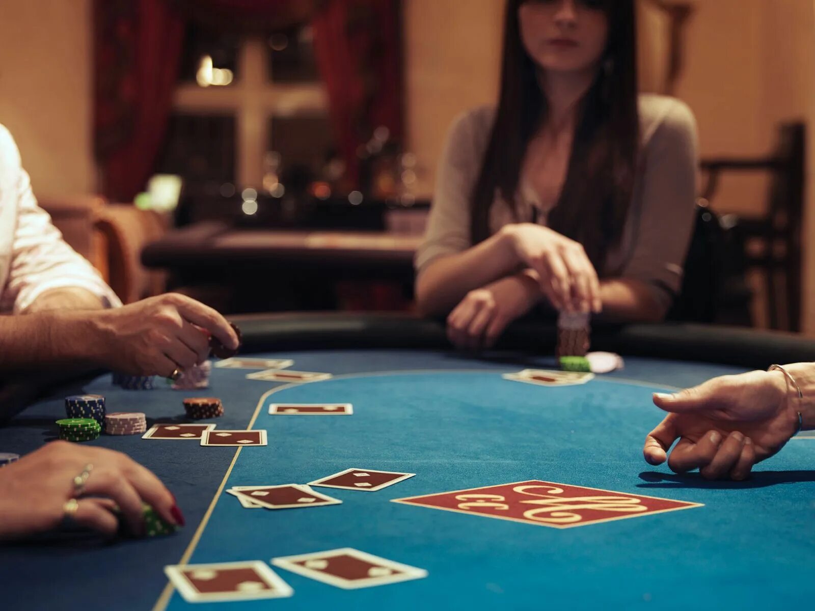 Новые игры за столом. Покер. Домашний Покер. Покерный стол с людьми. Казино.