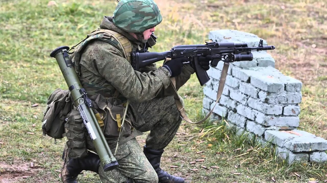 Ак74м вдв. Солдат рф с ак74м. Боевой ак 74 м. Автомат калашникова ak74. Солдат рф с ак74м.