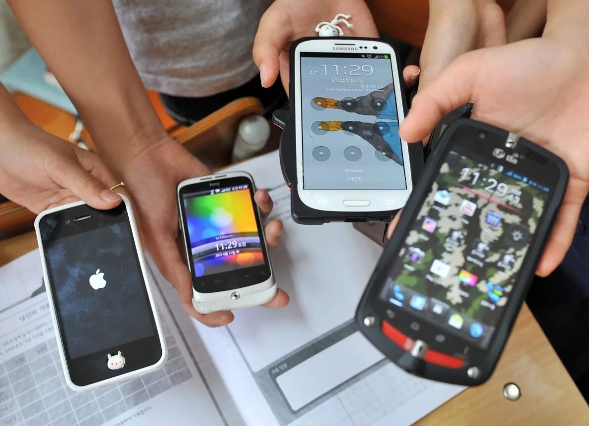 На лавочке со смартфоном. Старшеклассники со смартфонами. Tlc smartphone. How to charge new smartphone. Останутся ли смартфоны.