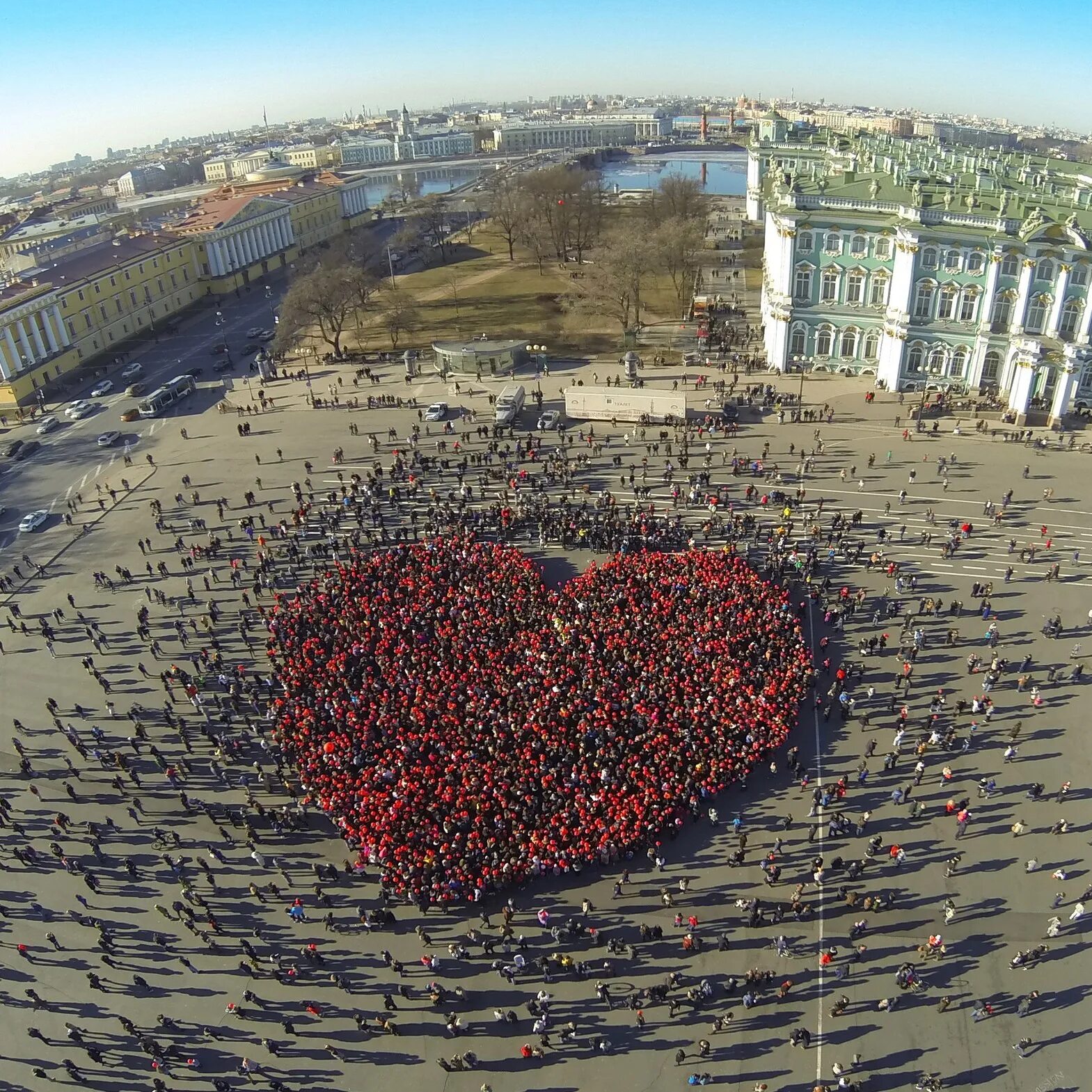 Насколько спб. Огромное сердце из людей. Сердце города. Сердце Санкт-Петербург. Сердечки в городе.