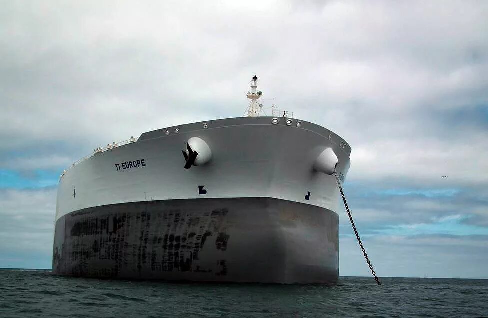 судно стоящее на якоре. огни самоходного судна. судно стоящее на якоре. силы действующие на судно стоящее на якоре. судно на якоре огни и знаки.