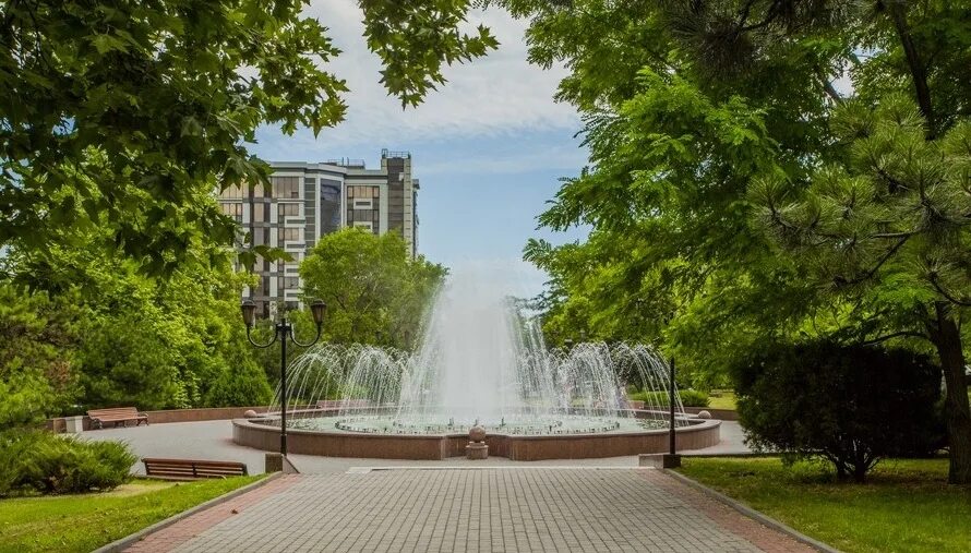 Сквер рыбнева новороссийск где. Фонтан Новороссийск парк Фрунзе. Сквер имени Рыбнева. Сквер Рыбнева Новороссийск. Сквер Рыбнева фонтан Новороссийск.