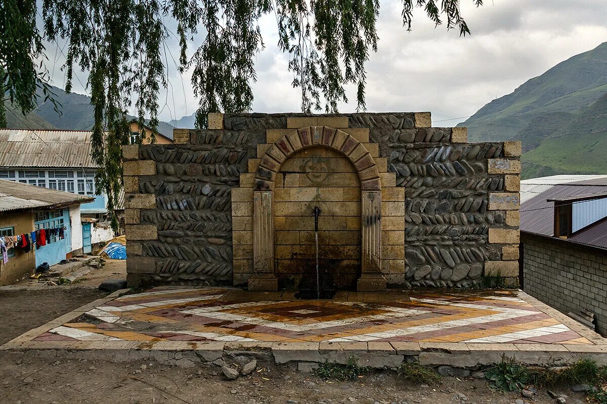 Дагестанская 22. Село гуниб дагестан. Гуниб дагестан достопримечательности. Дагестан дверь в горах. Аул дагестан внизине.