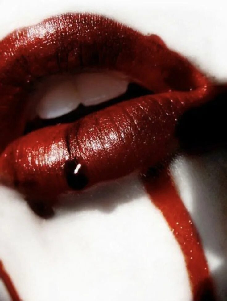 Аватарка женская губы. Поцелую с кровью