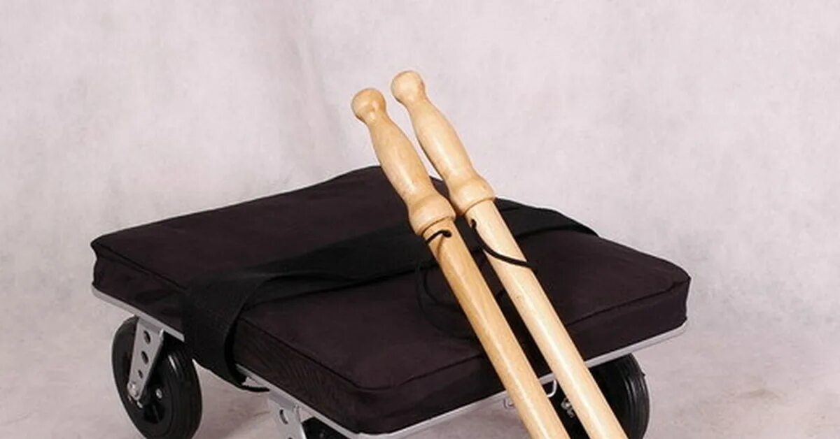 Красивые девушки инвалиды. Инвалид. Коляска без ноги. Коляска без ноги. Кресло коляска малогабаритная для высоких ампутантов.