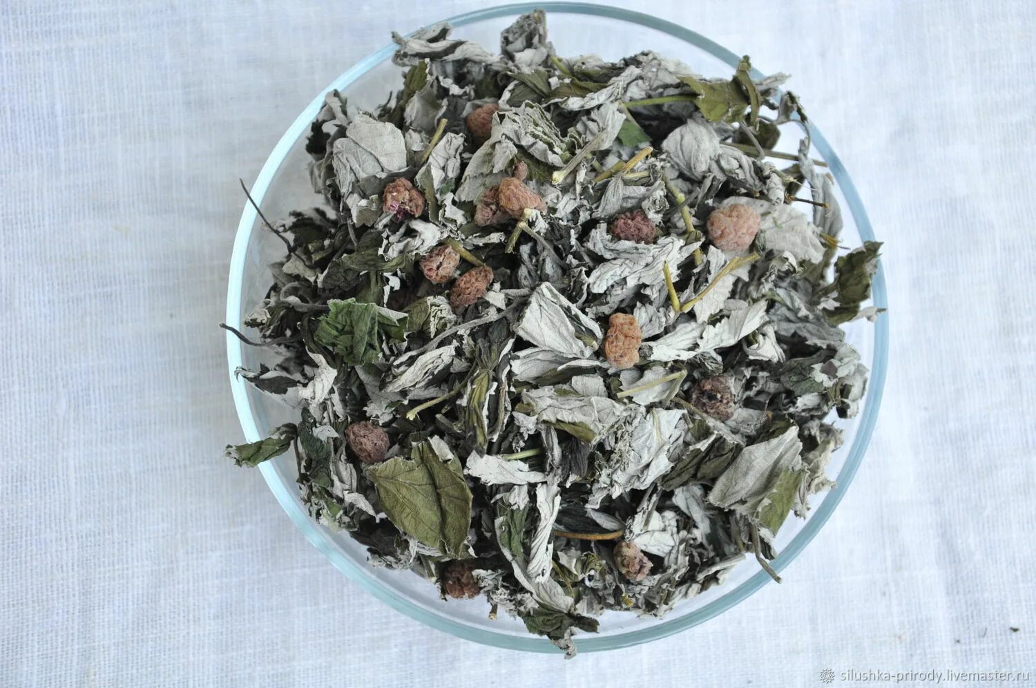 Когда собирать листья малины. Ферментирование листьев малины. Лист ферментированный малины чай. Ферментированный чай из листьев малины. Ферментированный чай малина.