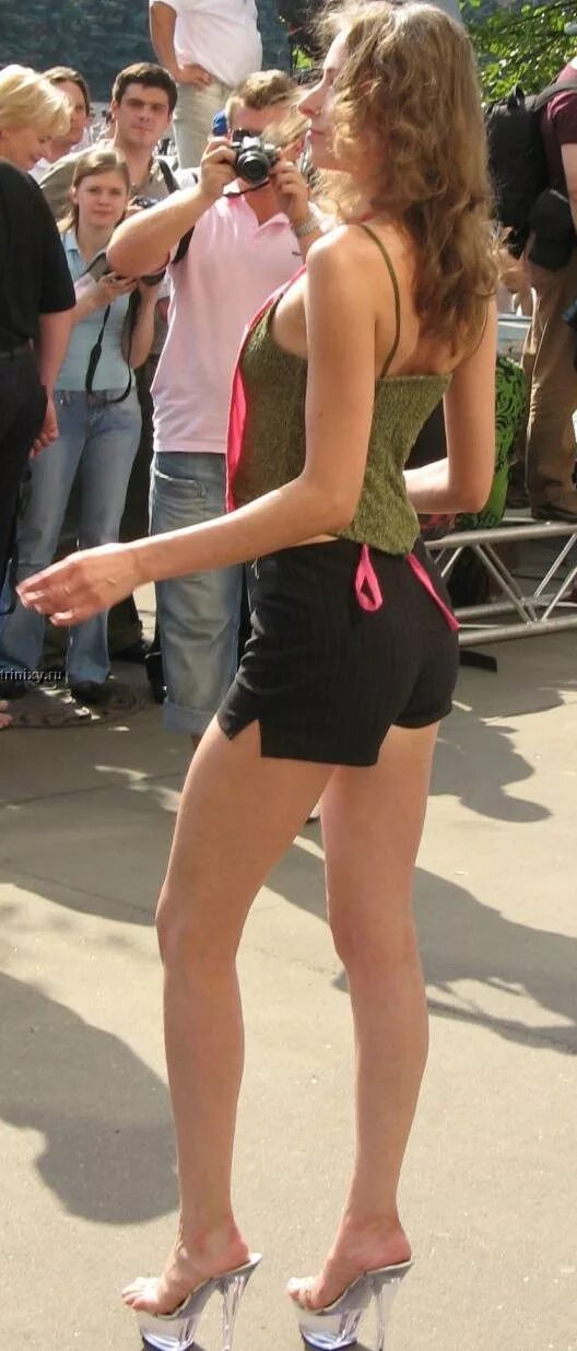 Девушки засветили на улице. Брюнетка раздевается на улице. Летние девушки в мини. Выпускницы в микро юбках. Шорты упс.