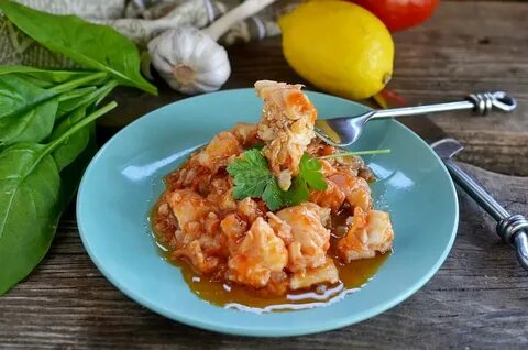 Голень тушеная с морковью и луком