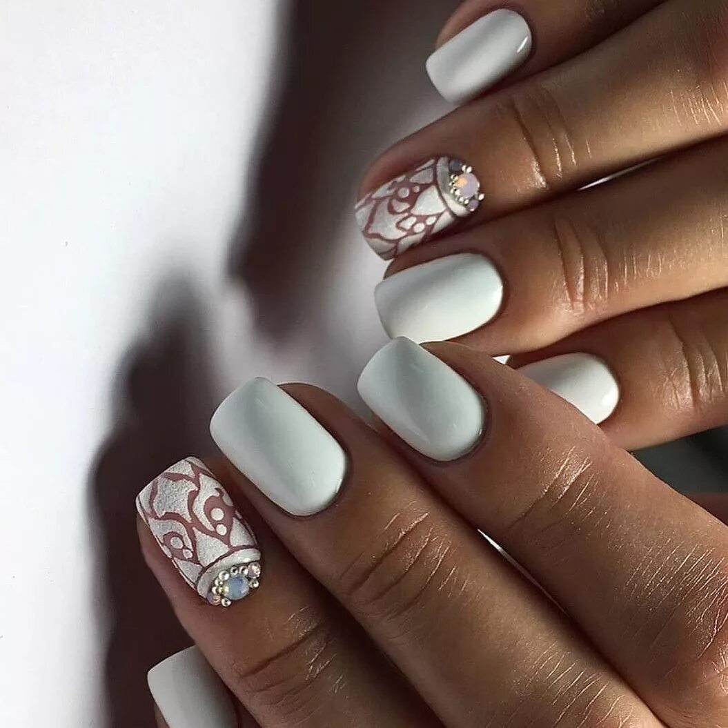 нежный маникюр. нежный дизайн маникюра белый. маникюр с розами. нежный белый маникюр на короткие. белый маникюр на короткие квадратные ногти.