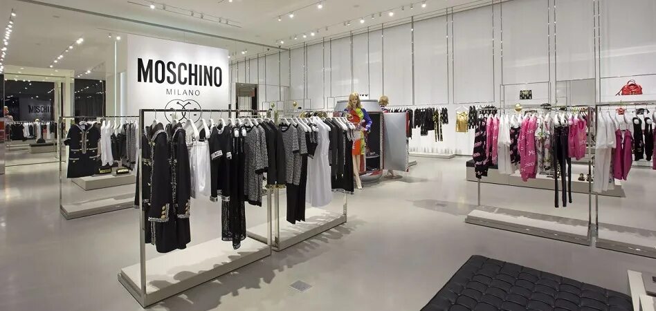 Outlet одежда. Самый дорогой магазин одежды. Магазин итальянской одежды. Магазин Moschino. Магазин брендовой одежды аутлет.