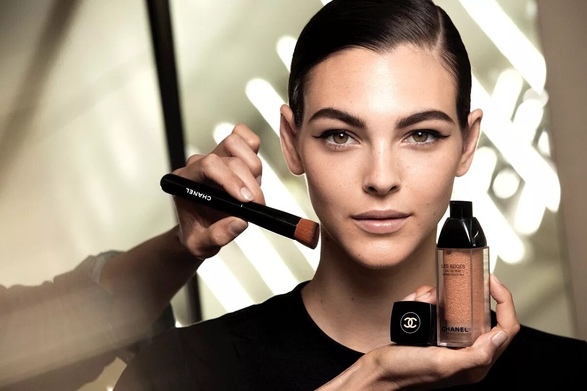 реклама косметики. кристен стюарт реклама косметики. Clinique. макияж джиджи хадид мейбелин. эмма уотсон реклама духов.