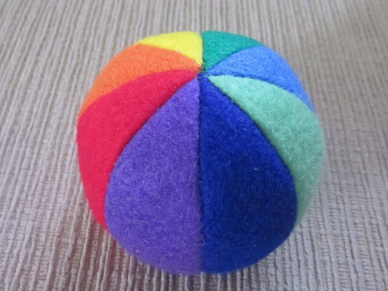 Как сделать игрушку мячик. Как сделать игрушку мячик. Игрушка мячик мягкий антистресс. Плюшевый волейбольный мяч. Мяч из ткани.