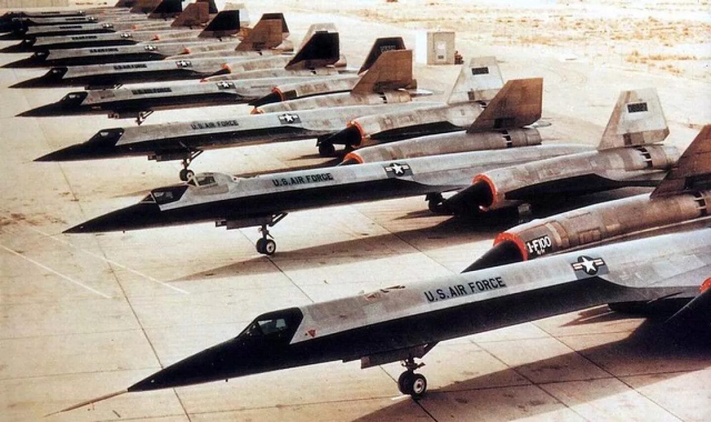 12 самолетов. А 12 самолет разведчик. SR 71 Blackbird. Локхид a-12 и SR-71. Lockheed YF-12 SR 71 Blackbird.