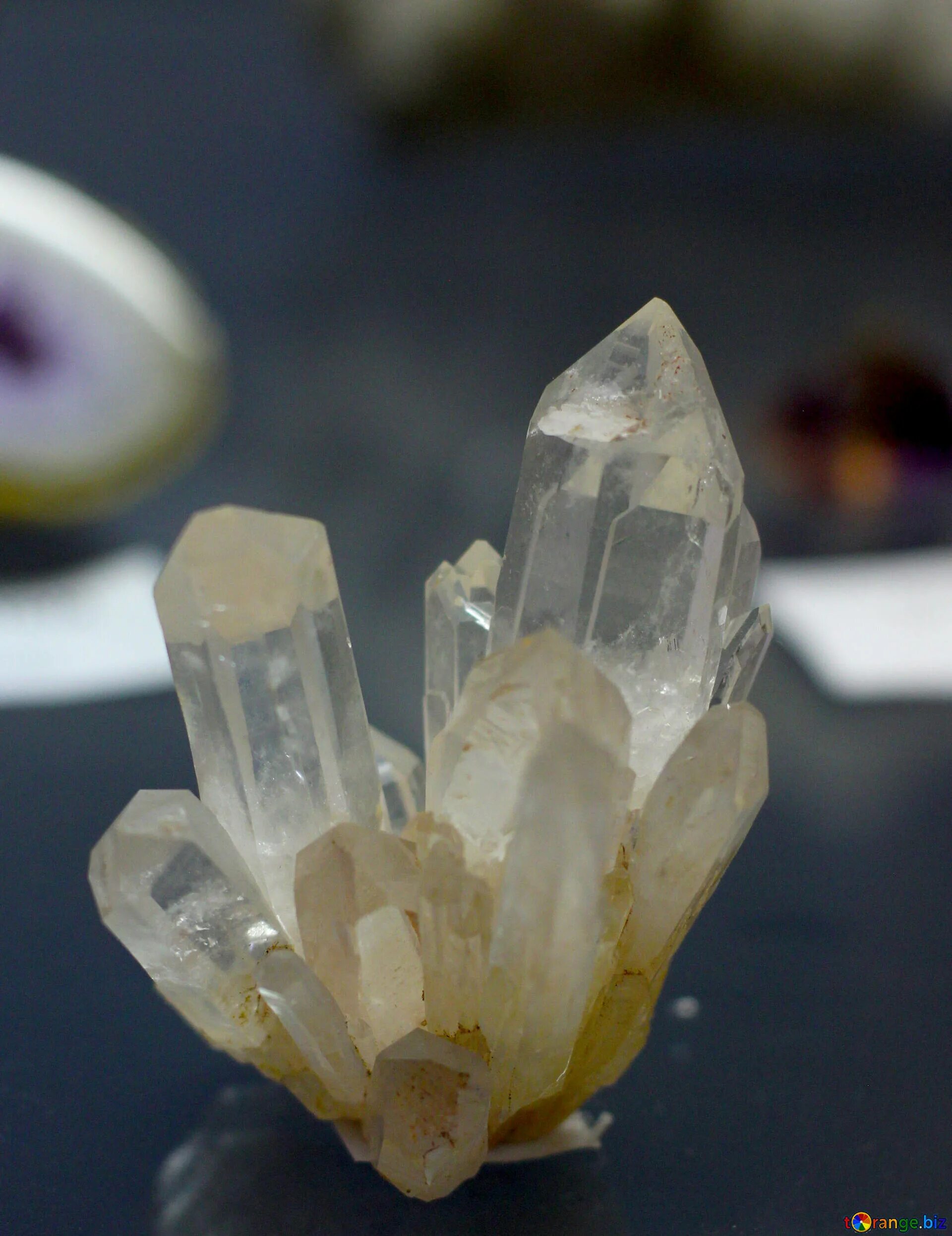 Quartz crystal. Кварц (горный хрусталь). Горный кварц камень. Горный хрусталь кварц кварц. Горный Кристалл камень.