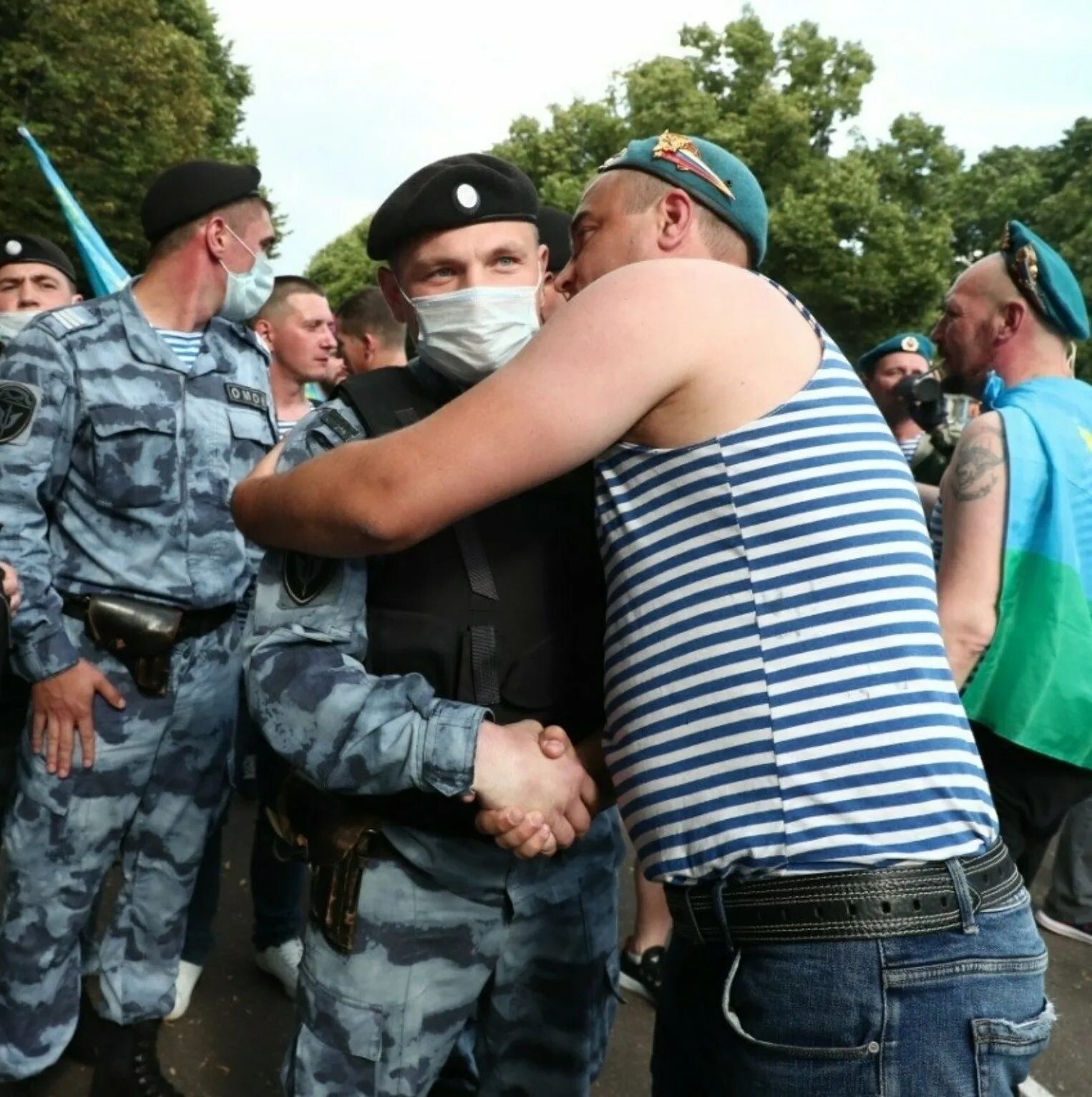 ВДВ И Росгвардия в парке Горького. ОМОН И ВДВ. С днем ВДВ.