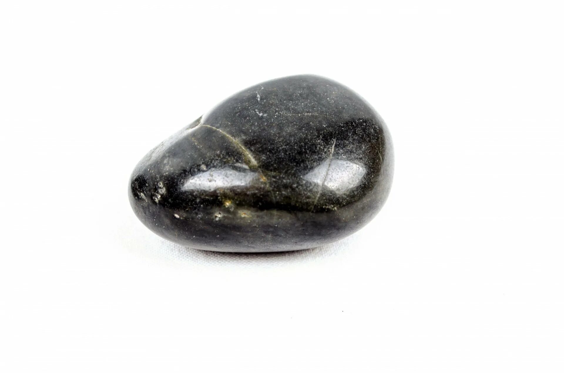 Камень том 1. Маленький камень. Гладкий камень. Камень на белом фоне. Черный гладкий камень.