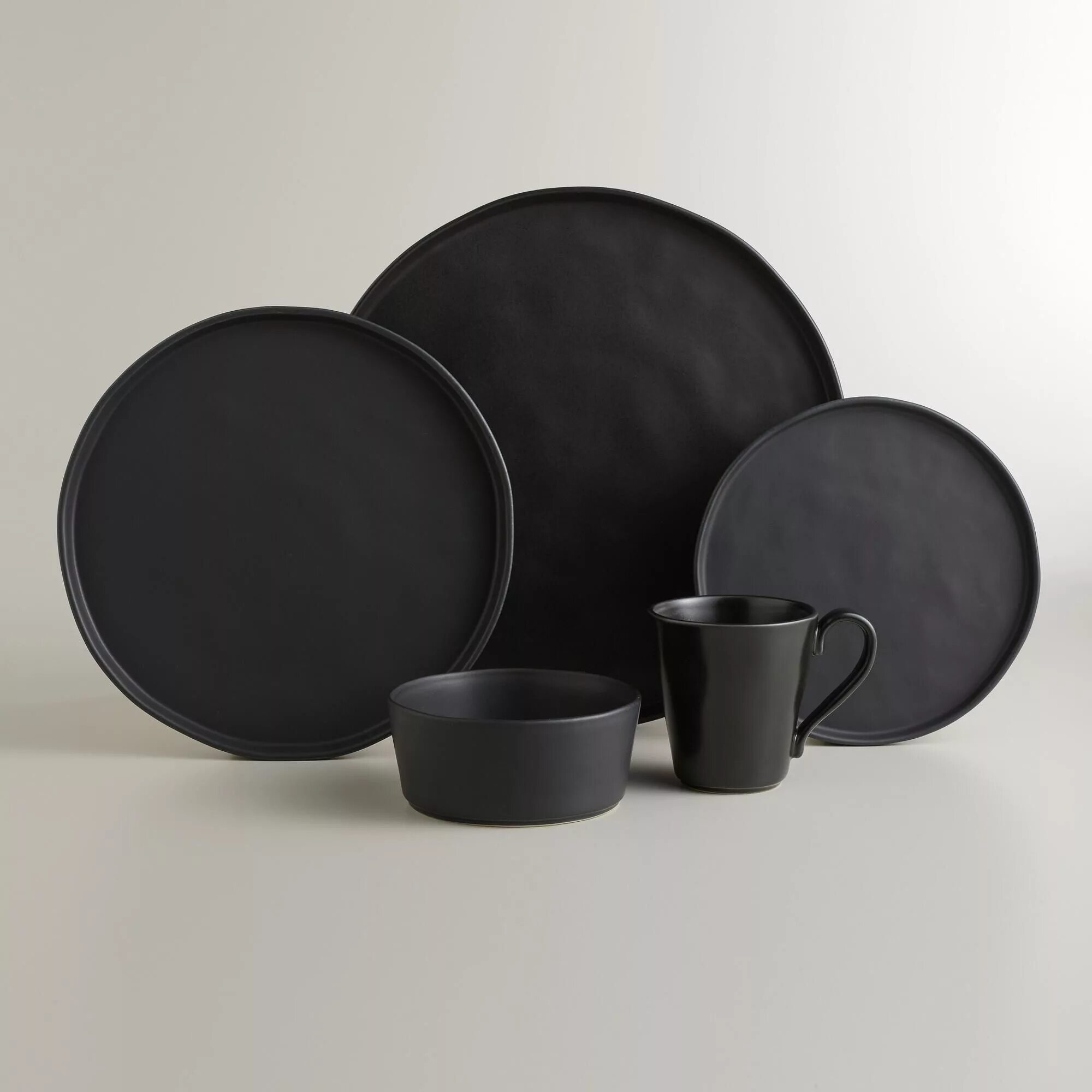 Черная матовая посуда. Черная керамическая посуда. Матовые тарелки. Матовая керамическая посуда. Тарелка матовая
