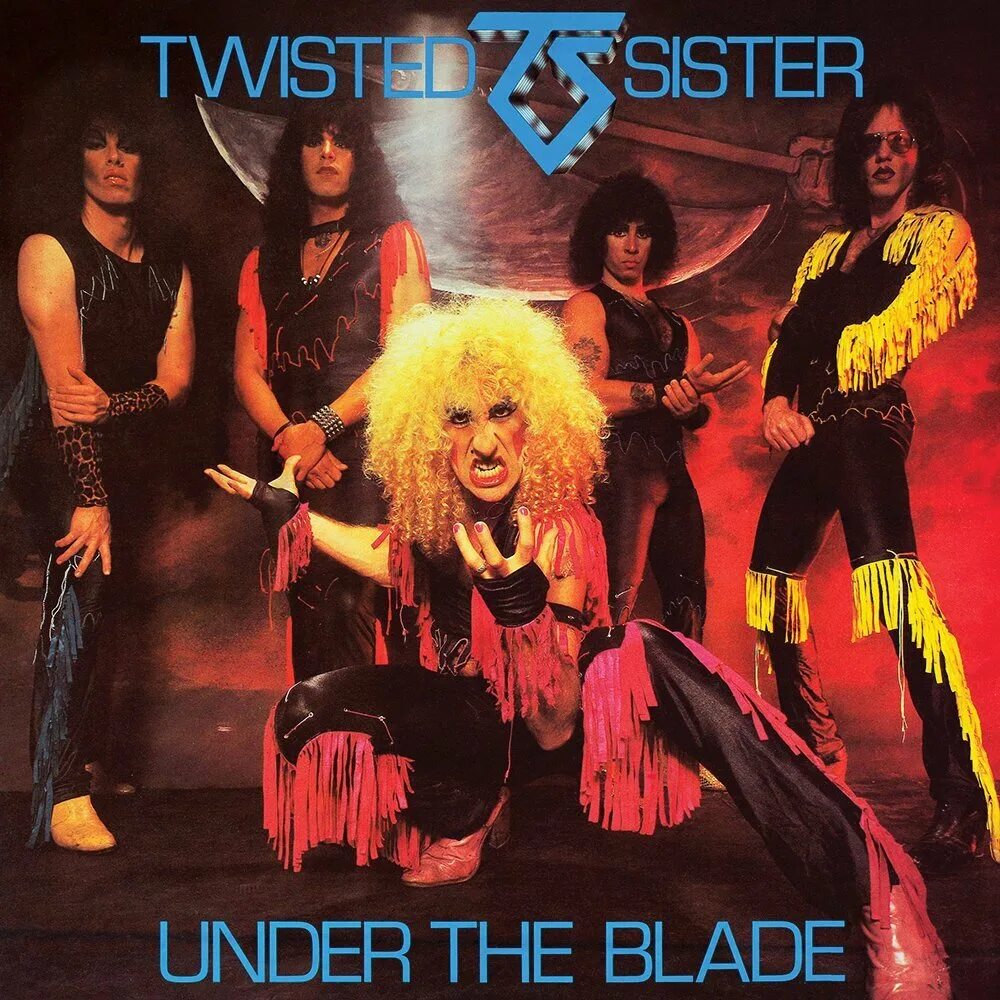 Twister sisters. Twisted sister under the Blade 1982. Ди Снайдер Твистед систер 1982. Обложка группы Твистед систер. Twisted sister 1982.