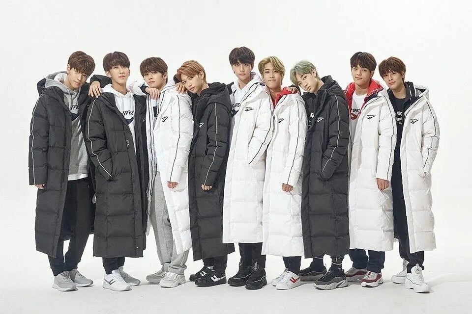 Stray одежда. Рост стрейкмдс. хенджин stray kids. минхо stray kids в полный рост 2025. bench одежда stray kids.