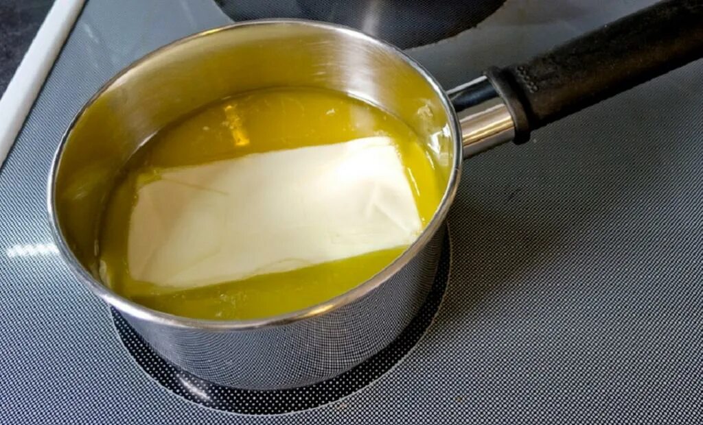 Как готовится масло. Топленое масло. растопленное сливочное масло. топленое растительное масло. масло гхи жир.
