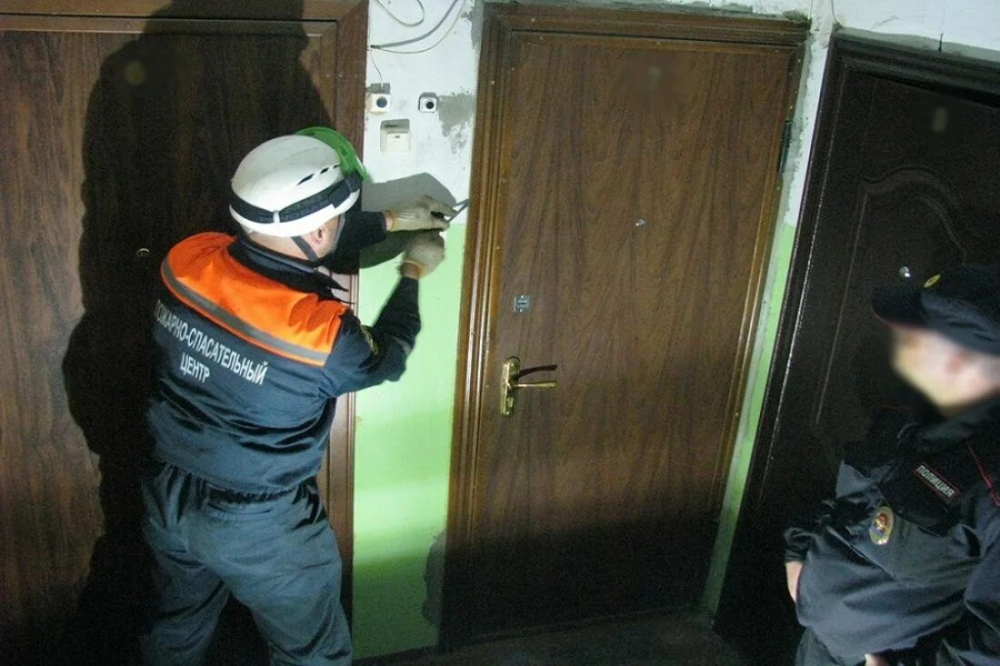 Вскрытие вызов дверь. Мчс вскрывает двери. спасатели вскрывают дверь. спасатели вскрыли дверь в квартиру. вскрытие дверей спасателями.