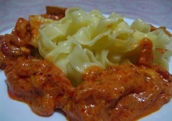 Гуляш из филе рецепт. Гуляш куриный. гуляш из куриной грудки с подливкой. гуляш из куриного филе с подливкой. гуляш из филе курицы.