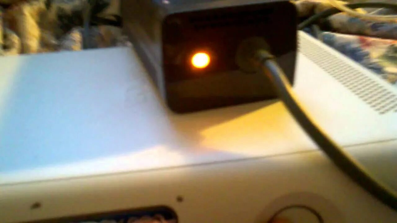 На зарядке горит красная лампочка. Xbox 360s power. xbox 360 красный индикатор. xbox 360 fat горит красный индикатор. xbox 360 slim блок питания горит красным.