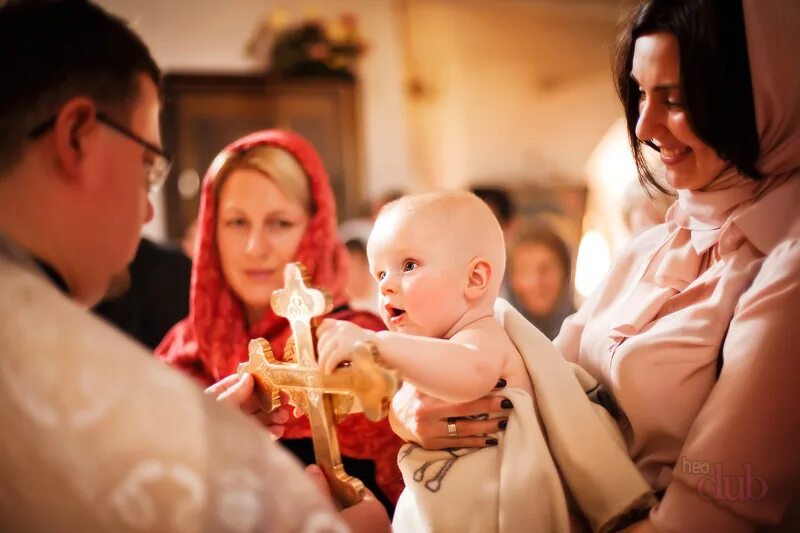 Крещение ребенка. Крещение детей в церкви. Младенец в храме. Фотосессия крестин в храме. Почему нельзя быть крестными