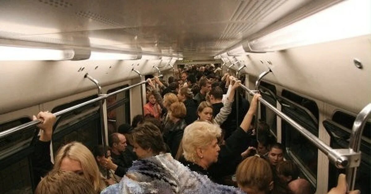 Московское метро в час пик. Час пик таганская. Станция метро выхино час пик. Толпа в метро. Метро москва час пик вагон.