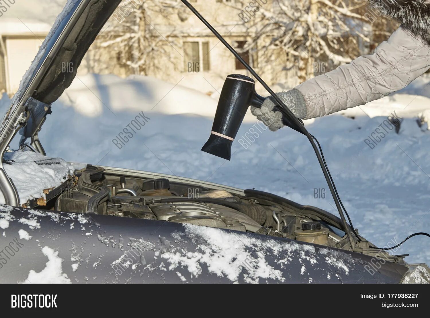 Как разморозить трубу с водой под землей. Разморозка водопровода в частном доме. Замерз водопровод в частном доме. Как отогреть замерзшего. Как пробить замерзшую трубу водопровода под землей.