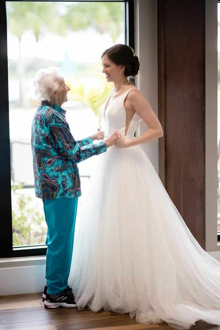 Дедушка на свадьбе внучки. Бабушка в свадебном платье. Платье к внукам на свадьбу. Свадебное платье для пожилой невесты. Платье на свадьбу внука.