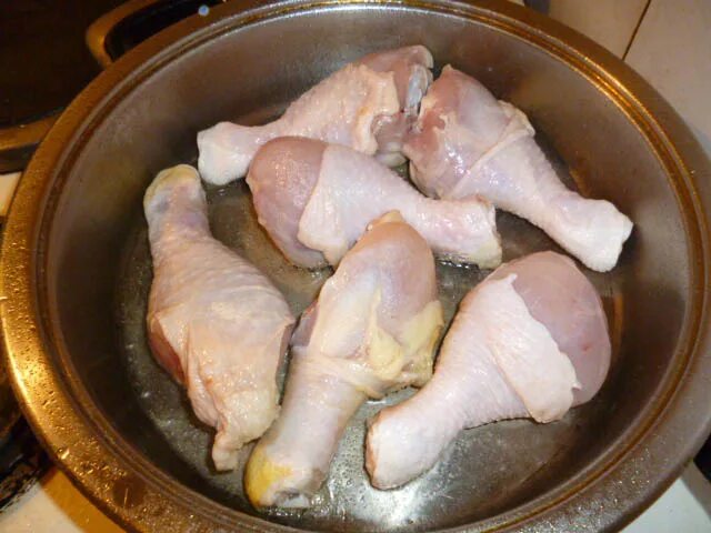 Можно варить замороженную курицу. Вареные куриные ножки. Куриная голень вареная.
