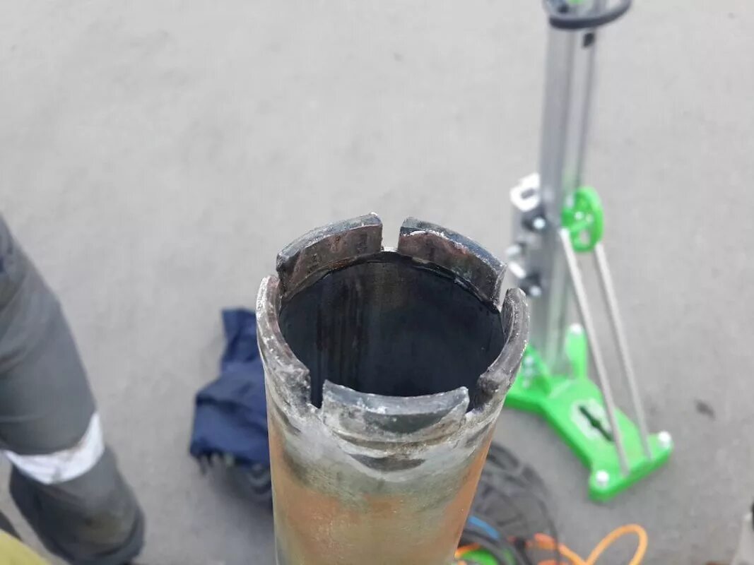 Сверлить перекрытие. Сверлить перекрытие. Алмазное бурение плиты. Сверлить перекрытие. Алмазная резка плит перекрытия.