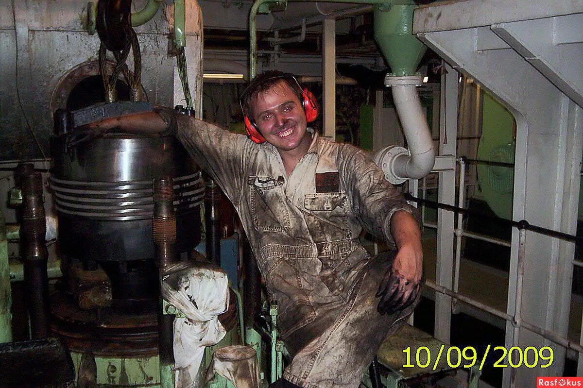 Старший помощник "капитан малякин". Судовой механик вакансии. День инженера-механика вмф россии. Сергей мальгавко. Судовой механик вакансии.