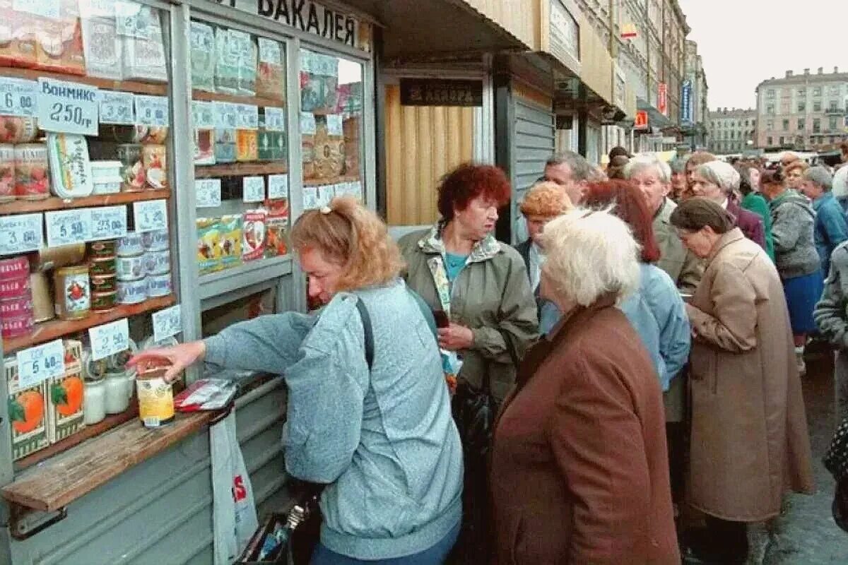 90 е товары. Мальборо в 90х в ларьках. Питер ларьки 1990-е ларьки годы. Ларек 90х Россия. Ларьки 90е СПБ.